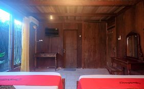 RedDoorz @ Omah Kayu Homestay